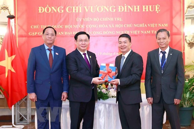 NA Chairman Vuong Dinh Hue meets Vietnamese community in Cuba