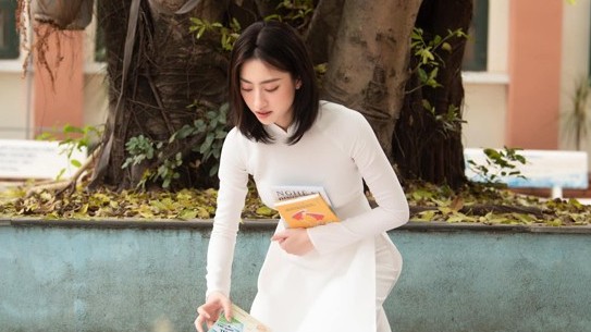 Hoa hậu Lương Thùy Linh tái hiện hình ảnh diễn viên Tăng Thanh Hà bán sách phim 'Bỗng dưng muốn khóc'