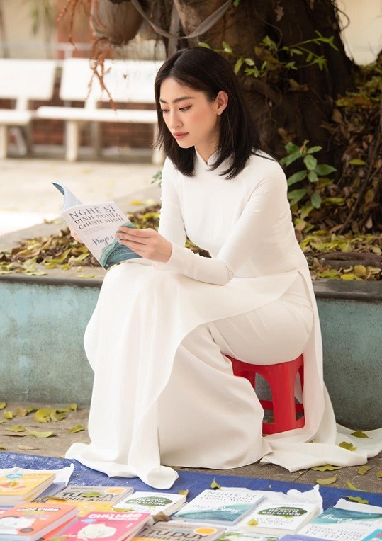 Hoa hậu Lương Thùy Linh tái hiện hình ảnh diễn viên Tăng Thanh Hà bán sách phim 'Bỗng dưng muốn khóc'