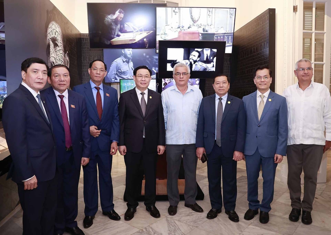 NA Chairman Vuong Dinh Hue visits Fidel Castro Ruz Centre in Havana