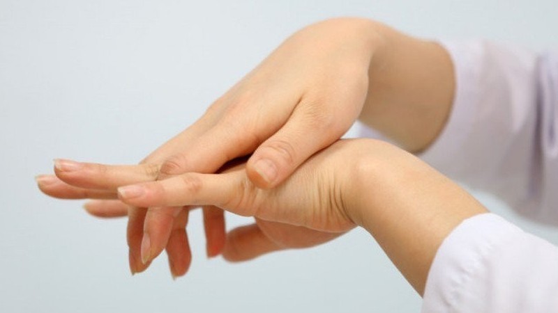 Những dấu hiệu khác thường ở bàn tay ảnh hưởng đến sức khỏe lá gan