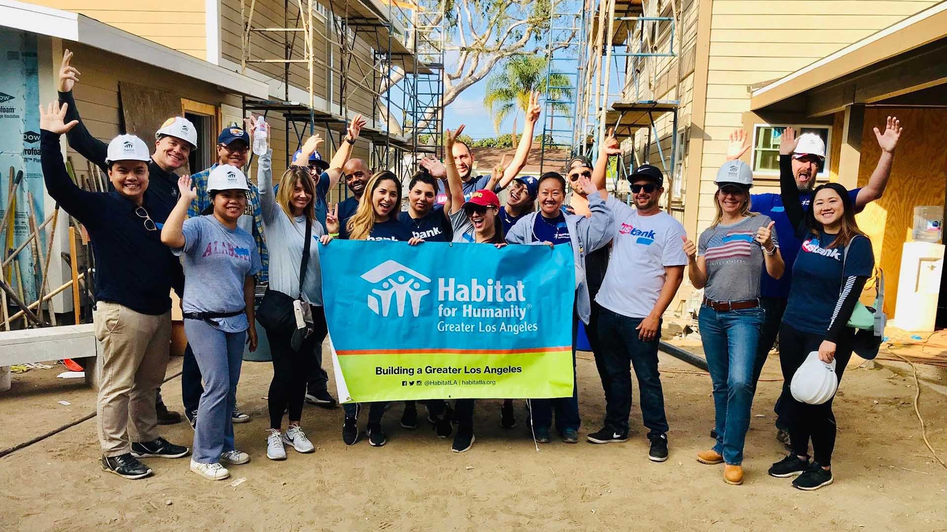 Đăng Trình và các tình nguyện viên tham gia dự án Habitat for Humanity Greater Los Angeles. (Ảnh: NVCC)