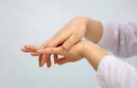 Những dấu hiệu khác thường ở bàn tay ảnh hưởng đến sức khỏe lá gan