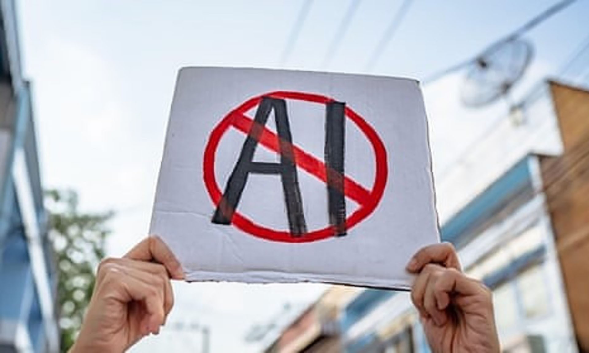 Tại Italy, một người biểu tình cầm tấm bảng “Không AI”. ChatGPT bị cấm sau khi cơ quan quản lý cho biết không có cơ sở pháp lý nào để biện minh cho việc thu thập và lưu trữ dữ liệu cá nhân. (Nguồn: Wachiwit/Alamy)