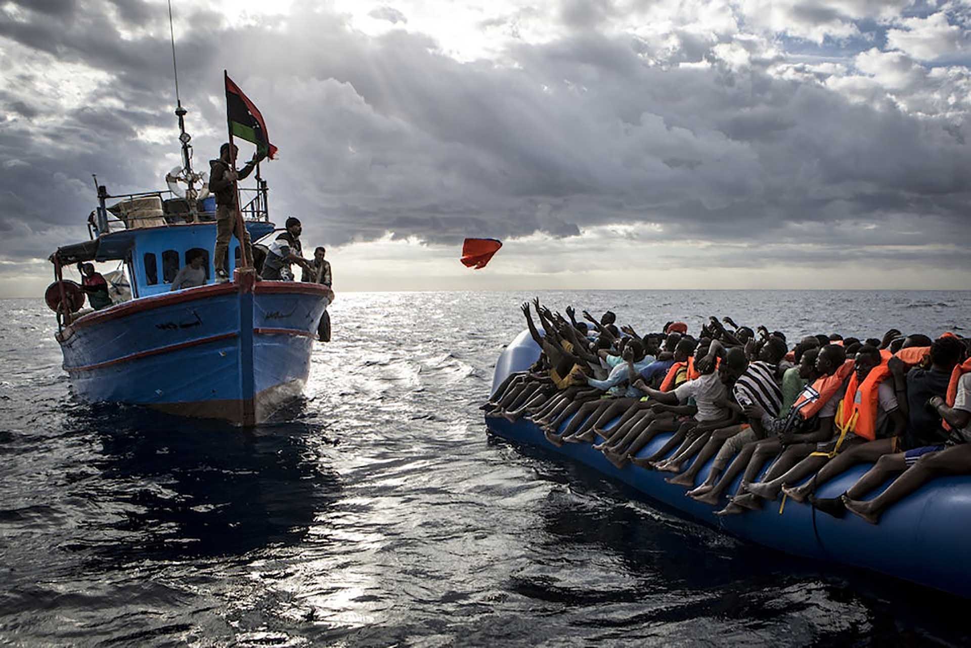 Những người di cư đang kêu cứu khi thuyền của họ không thể tiếp tục hành trình. (Nguồn: AFP) 