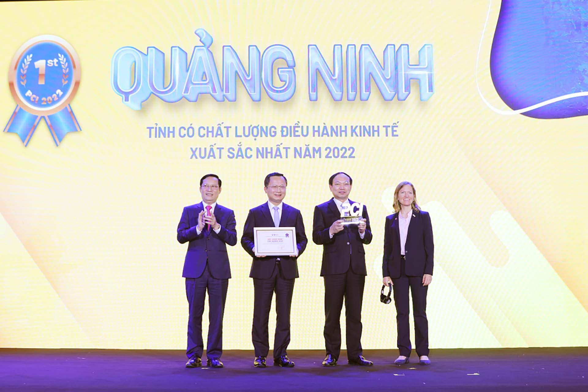 Lãnh đạo tỉnh Quảng Ninh nhận Cúp và Chứng nhận PCI 2022 - vinh danh 6 năm liền giữ vị trí quán quân. (Nguồn: Báo Quảng Ninh)