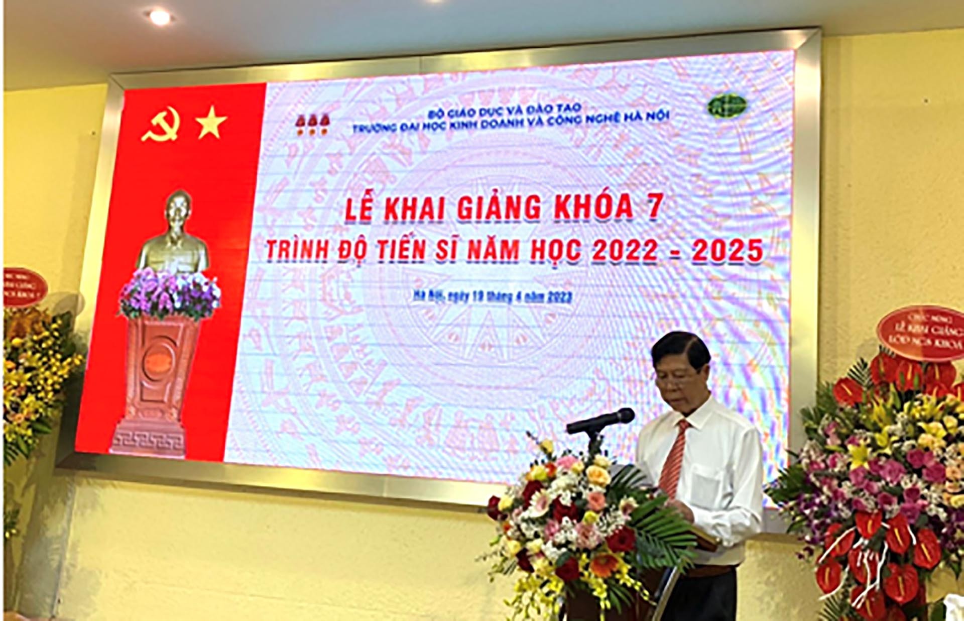 : PGS. TS Phạm Văn Đăng, Phó Viện trưởng Viện đào tạo sau đại học công bố các quyết định trúng tuyển nghiên cứu sinh khoá 7 và quyết định công nhận đề tài luận văn và phân công người hướng dẫn khoa học cho nghiên cứu sinh.