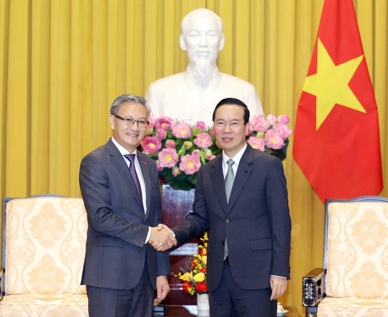 President Vo Van Thuong receives Lao Party official