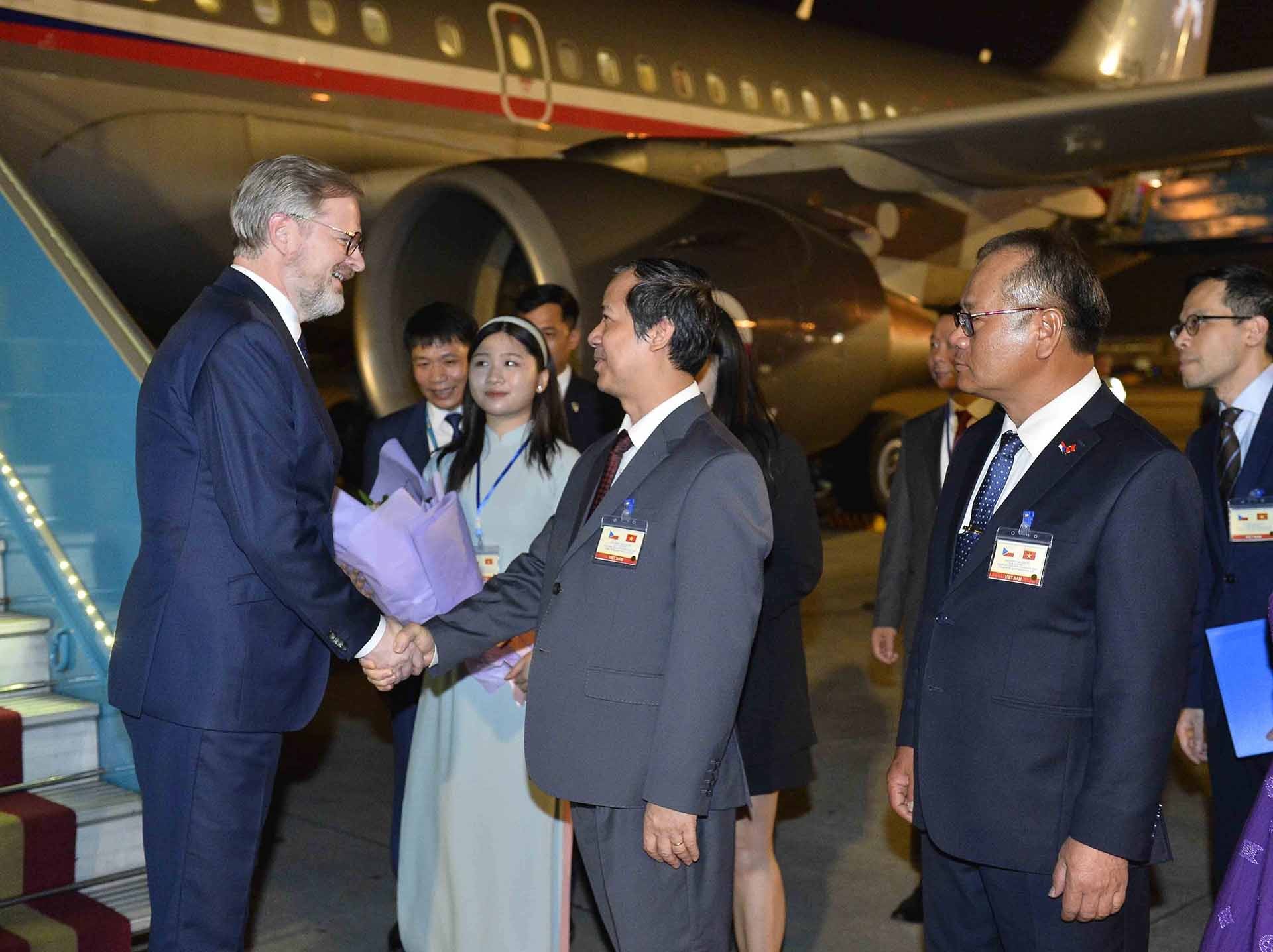 Thủ tướng Cộng hòa Czech tới Hà Nội, bắt đầu thăm chính thức Việt Nam