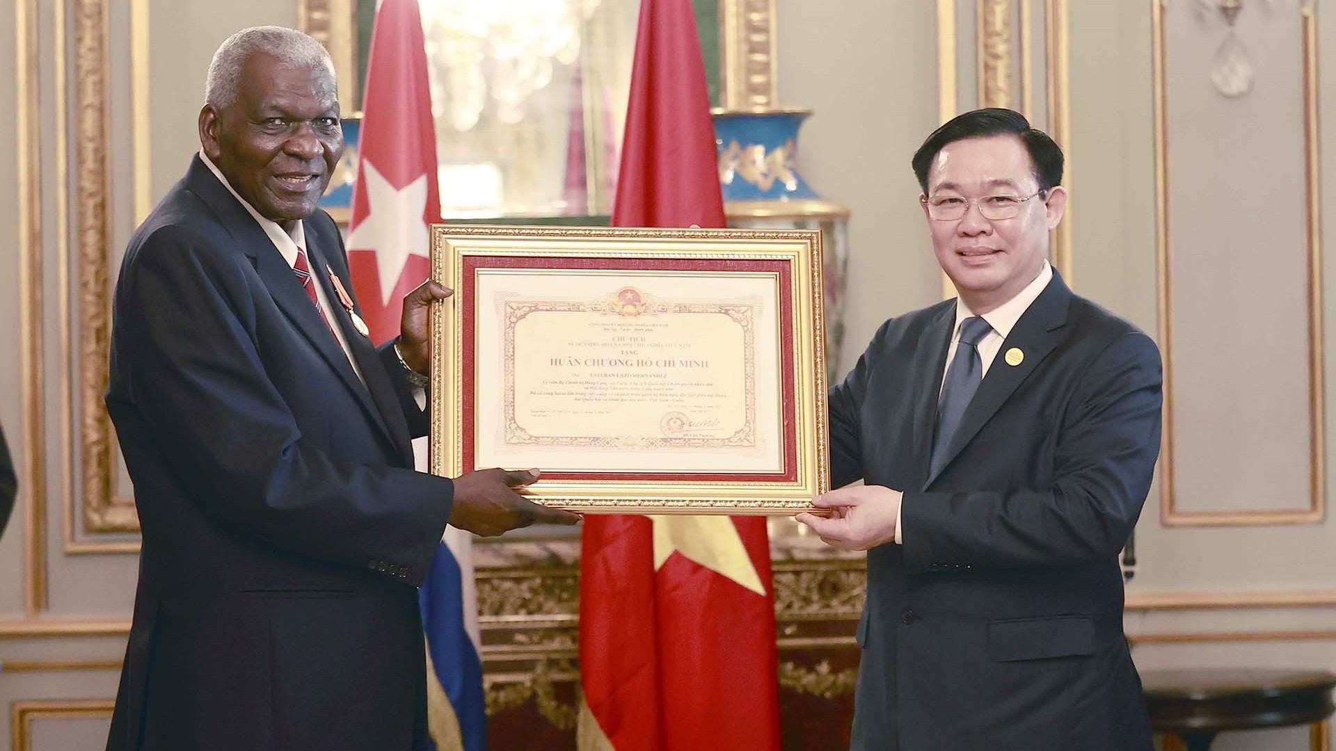 Trao Huân chương Hồ Chí Minh tặng Chủ tịch Quốc hội Cuba Esteban Lazo Hernández