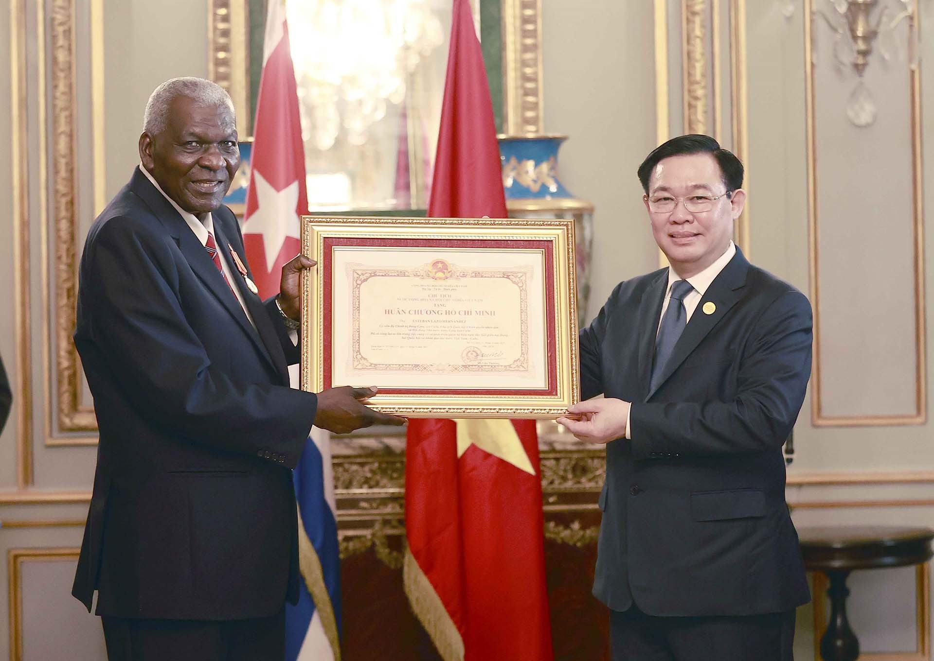 Chủ tịch Quốc hội Vương Đình Huệ trao Huân chương Hồ Chí Minh tặng Chủ tịch Quốc hội Cuba Esteban Lazo Hernandez. (Nguồn: TTXVN)