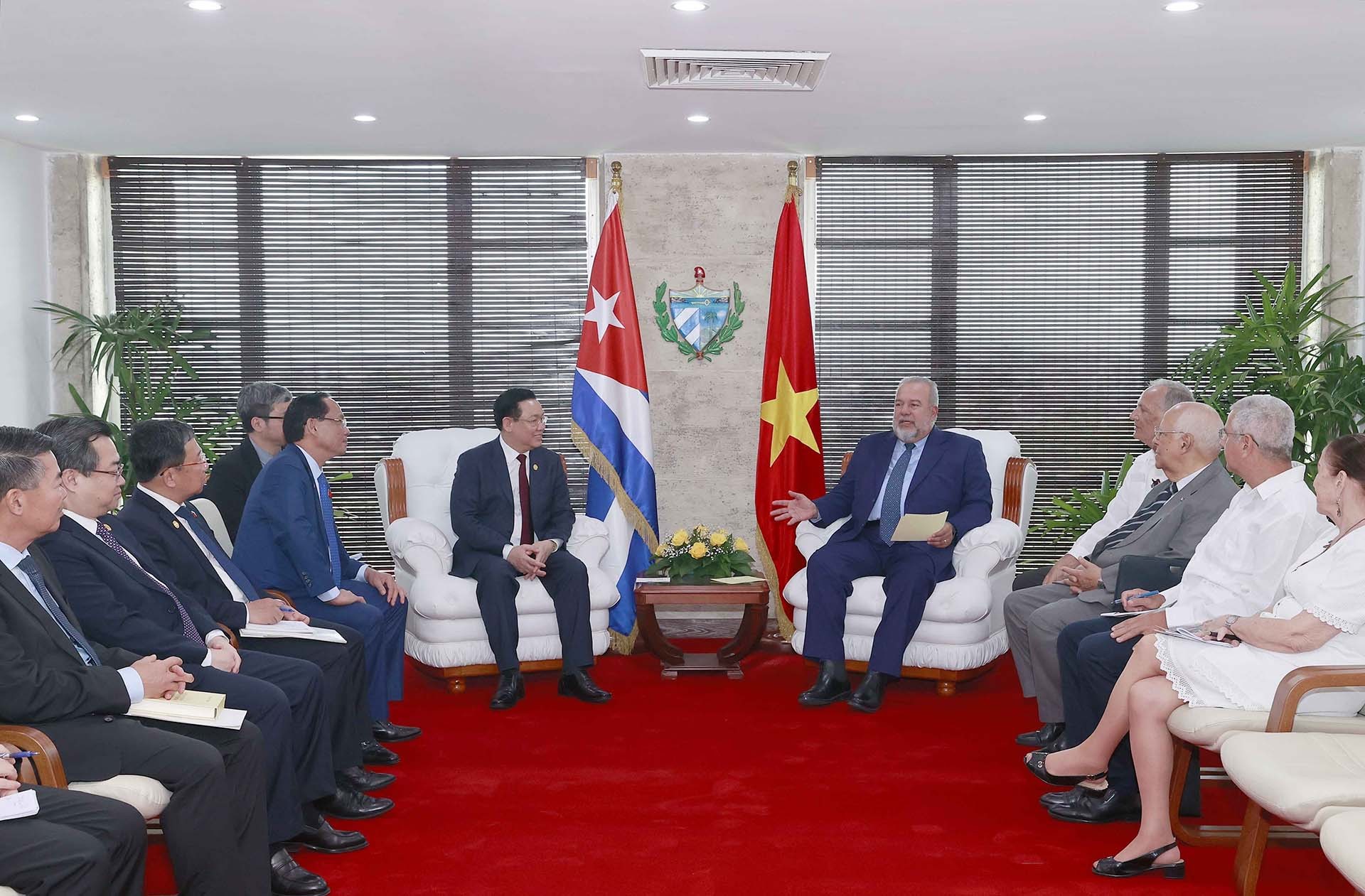 Chủ tịch Quốc hội Vương Đình Huệ hội kiến Thủ tướng Cuba Manuel Marrero Cruz. (Nguồn: TTXVN)
