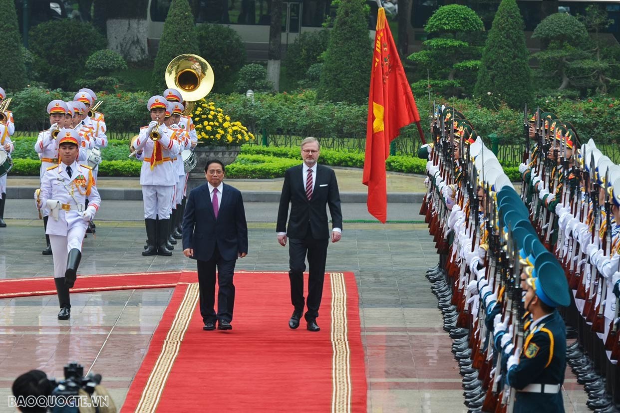 Thủ tướng Phạm Minh Chính và Thủ tướng Cộng hoà Czech Petr Fiala duyệt Đội danh dự Quân đội nhân dân Việt Nam. 