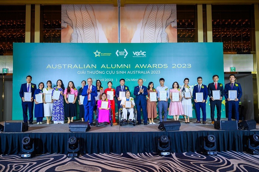 Các cá nhân nhận được Giải thưởng Cựu sinh Australia tại Việt Nam. (Nguồn: ĐSQ Australia tại VN)