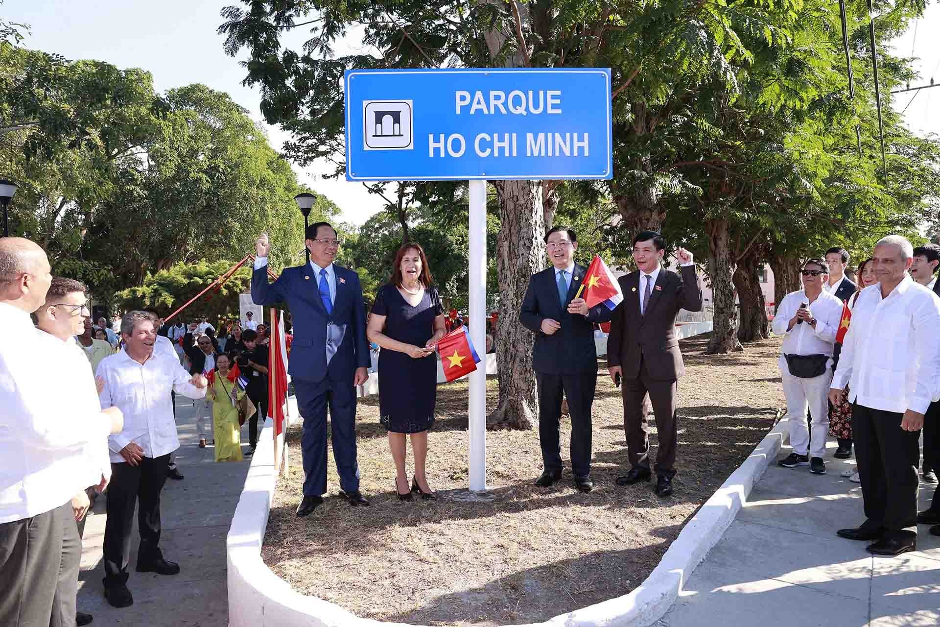 Chủ tịch Quốc hội Vương Đình Huệ thực hiện nghi thức tại Lễ đổi tên công viên Hồ Chí Minh và đặt bảng giới thiệu về thân thế, sự nghiệp của Chủ tịch Hồ Chí Minh. (Nguồn: TTXVN)