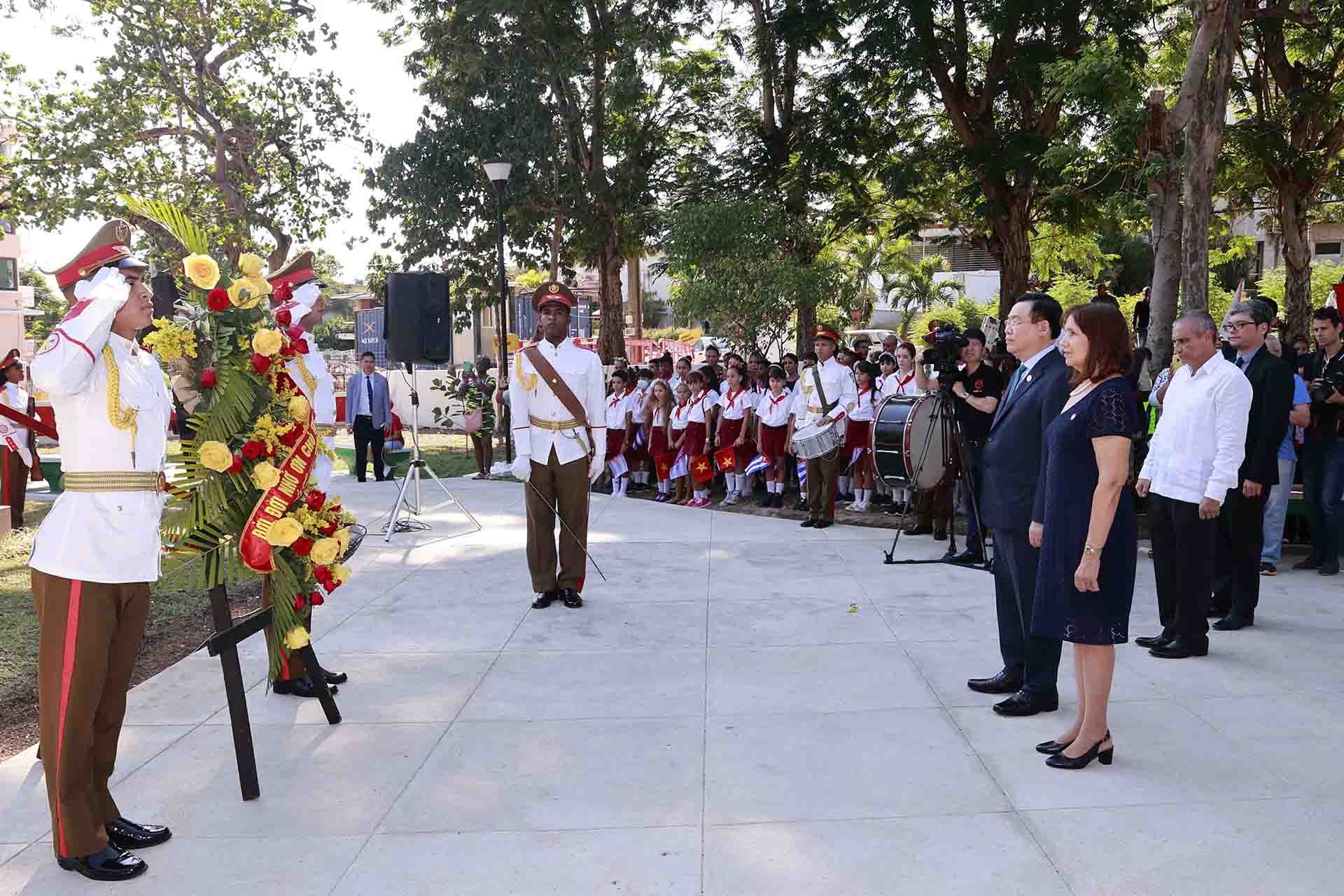 Chủ tịch Quốc hội Vương Đình Huệ dâng hoa tại tượng đài Chủ tịch Hồ Chí Minh. (Nguồn: TTXVN)