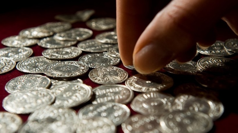 Đan Mạch khai quật 'kho báu' tiền xu bạc Viking 1.000 năm tuổi