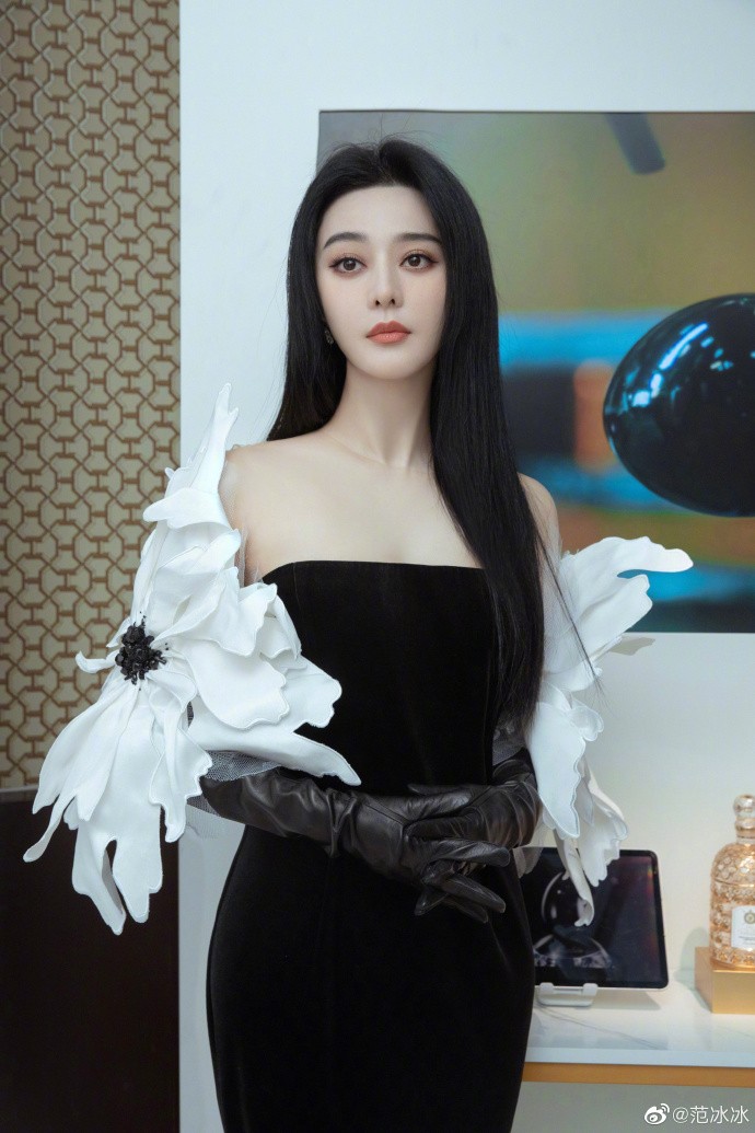 Đầm đen kết hợp với những bông hoa trắng khổ lớn trên hai cánh tay giúp Phạm Băng Băng ghi điểm, khi dự sự kiện.