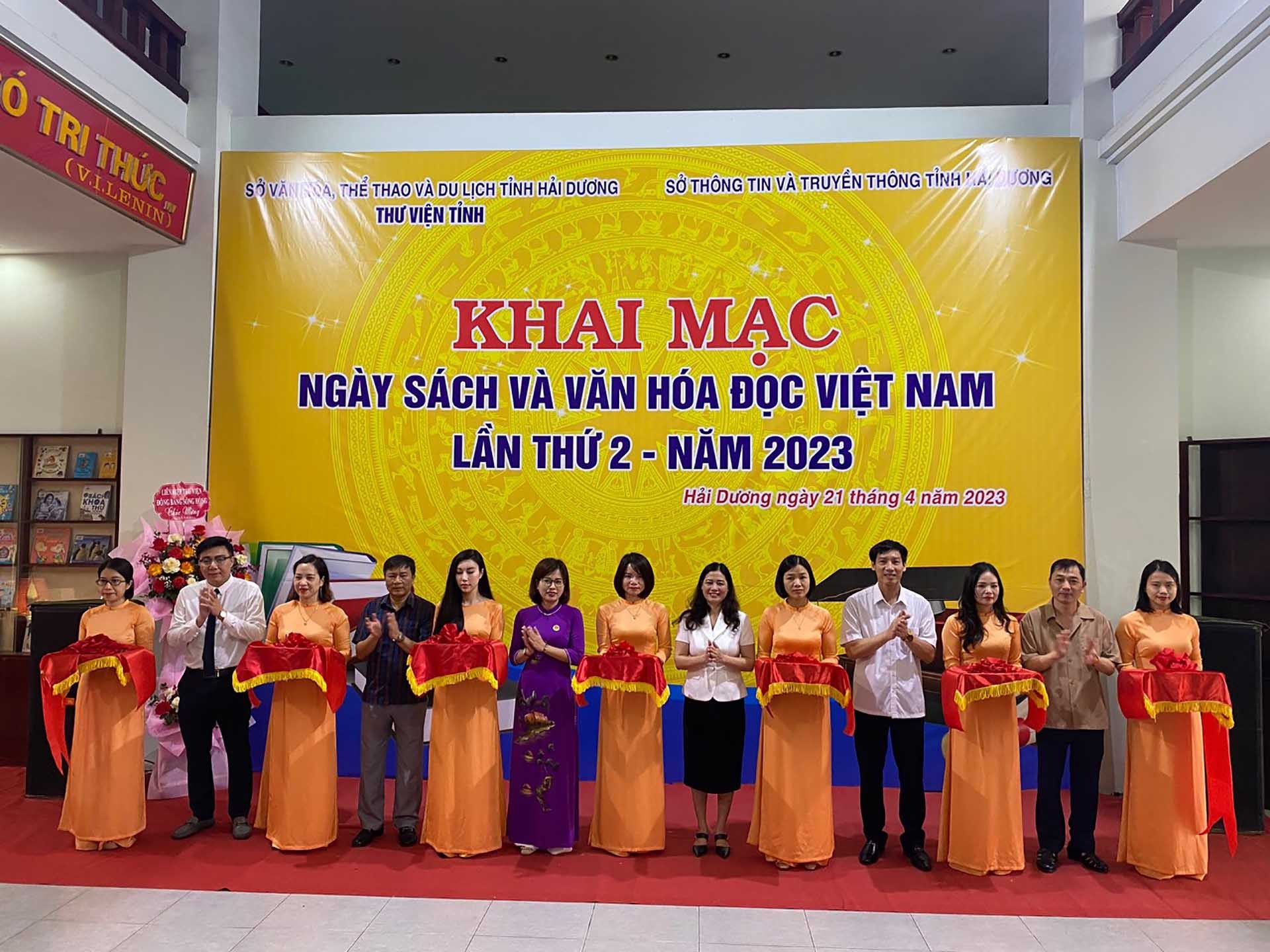 Các đại biểu cắt băng khai mạc Ngày sách và Văn hóa đọc Việt Nam lần thứ 2 năm 2023.