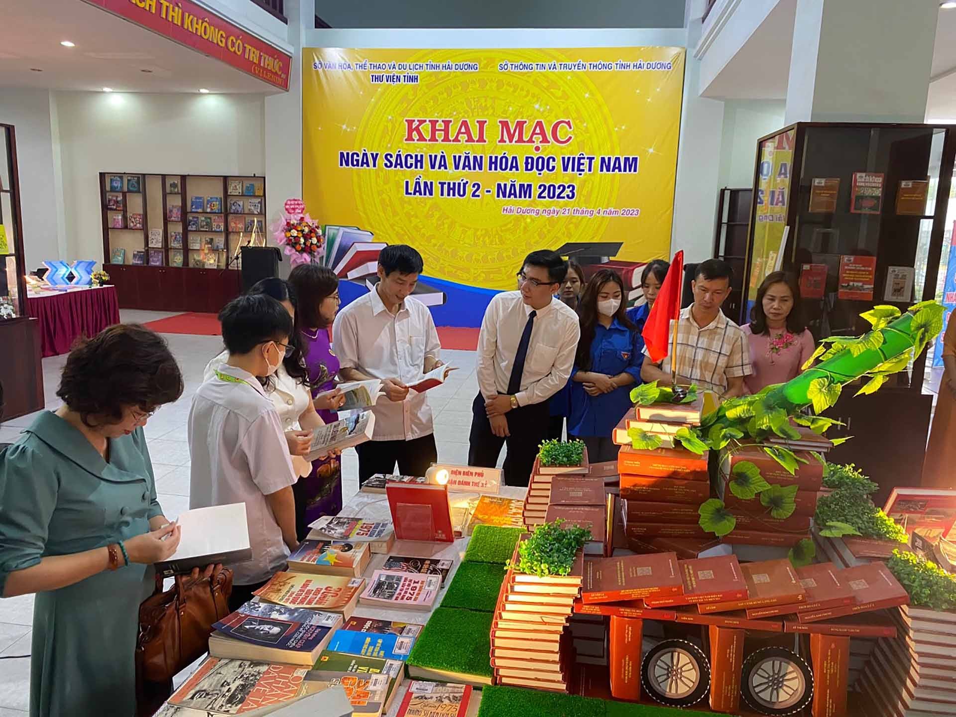 Các đại biểu đi tham quan các gian trưng bày sách.