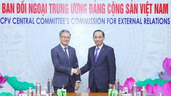 Vietnamese, Lao Party officials hold talks in Hanoi