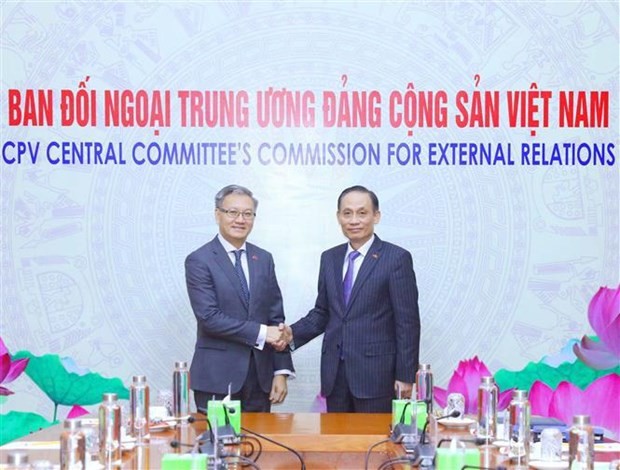 Vietnamese, Lao Party officials hold talks in Hanoi