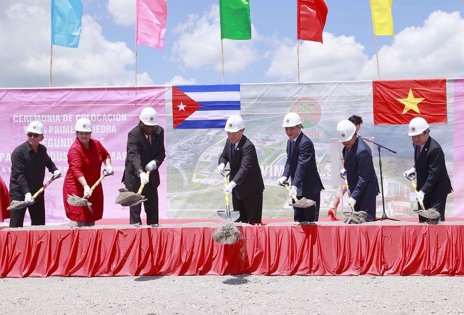 Chủ tịch Quốc hội Việt Nam và Cuba cắt băng khánh thành hai nhà máy tại Đặc khu Phát triển Mariel. (Nguồn: TTXVN)
