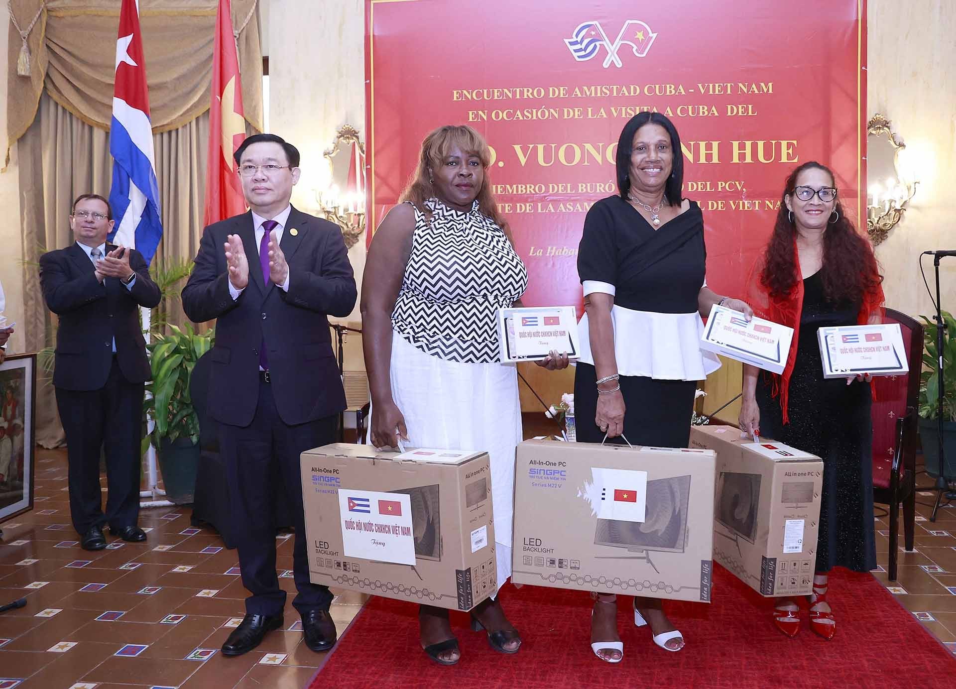 Chủ tịch Quốc hội Vương Đình Huệ tặng quà 3 trường PTCS tại La Habana mang tên Bác Hồ, Nguyễn Văn Trỗi, Võ Thị Thắng. (Nguồn: TTXVN)