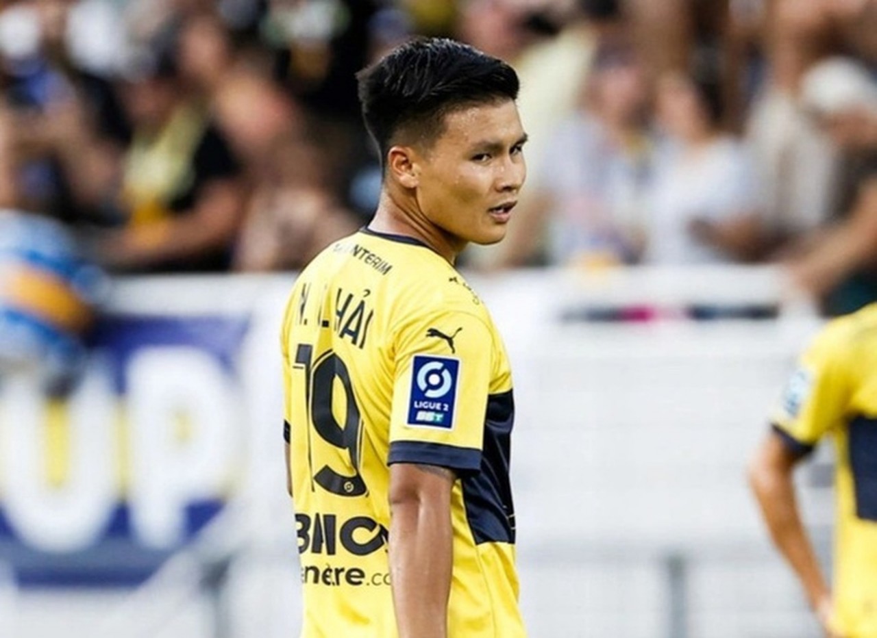 Quang Hải tiếp tục bị gạch tên trong trận đấu với Guingamp. (Ảnh: Pau FC)