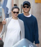 Song Joong Ki tay trong tay đi dạo với bà xã bên trời Âu
