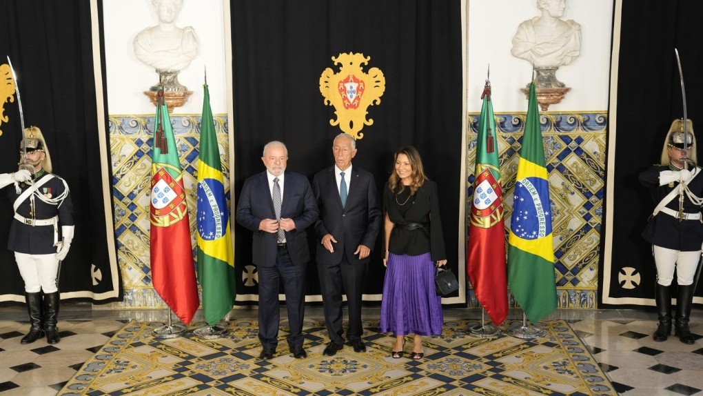 Tổng thống Bồ Đào Nha Marcelo Rebelo de Sousa đón Tổng thống Brazil Luiz Inacio Lula da Silva và Đệ nhất phu nhân Brazil Rosangela da Silva. (Nguồn: AP)