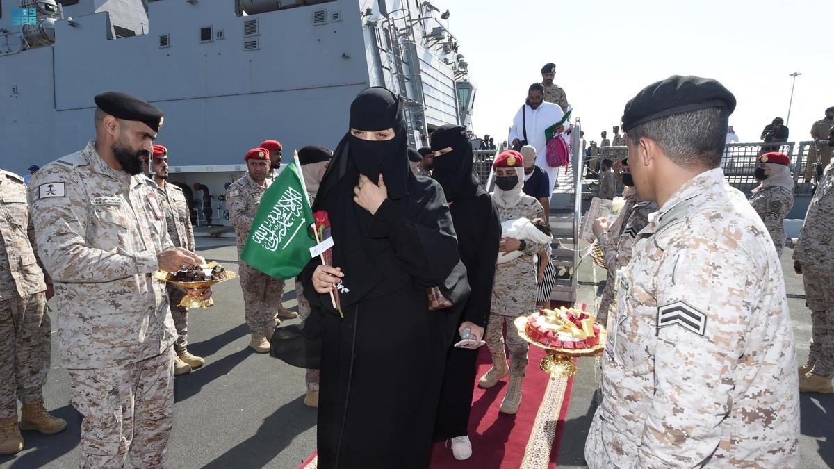 Các thành viên của lực lượng vũ trang chào đón công dân Saudi Arabia và các nước khác từ vùng chiến sự Sudan đến Jeddah ngày 22/4. (Nguồn: SPA)