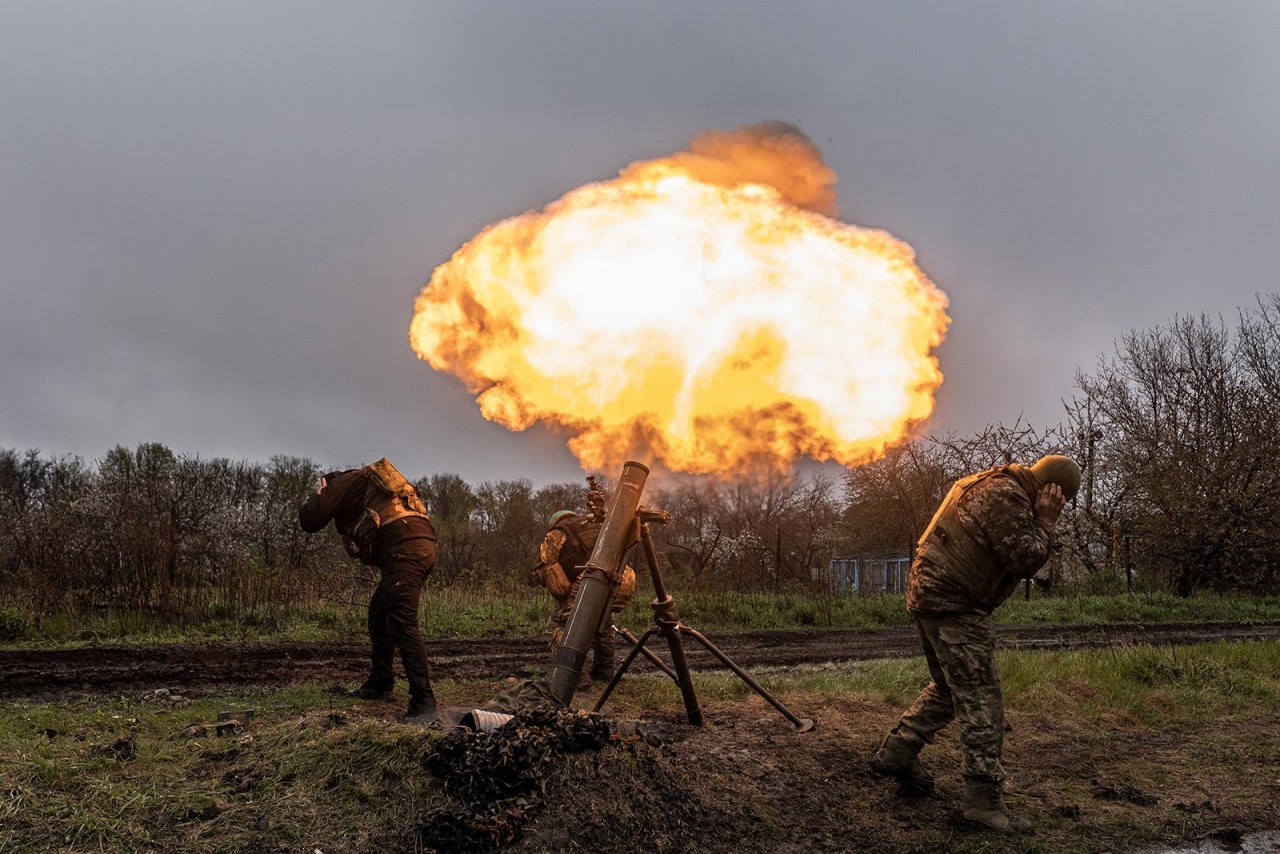 Binh sĩ Ukraine bắn súng cối về hướng Bakhmut, Ukraine, ngày 20/4. (Nguồn: Getty Images)