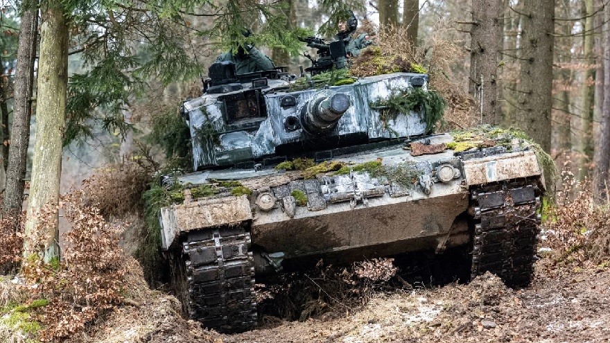 Xe tăng mới của phương Tây Leopard 2 đến tiền tuyến ở Ukraine. (Nguồn: CNN)