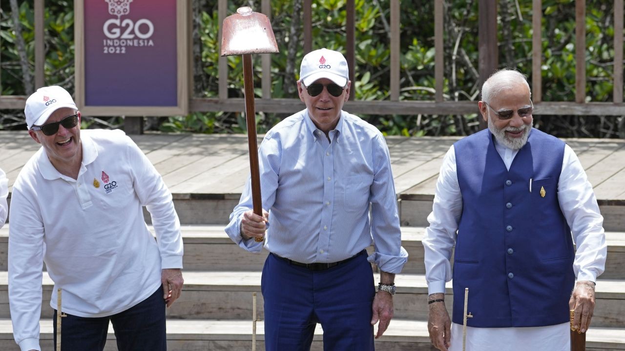 Tổng thống Mỹ Joe Biden (giữa) và Thủ tướng Ấn Độ Narendra Modi tham gia sự kiện trồng cây tại Rừng ngập mặn Taman Hutan Raya Ngurah Rai, bên lề Hội nghị thượng đỉnh G20 tại Bali, Indonesia vào ngày 16/11/2022. (Nguồn: AP)