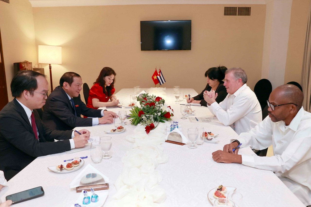 At the talks between Minister of Culture, Sports and Tourism Nguyen Van Hung and Minister of Tourism Juan Carlos García Granda. (Photo: VNA)