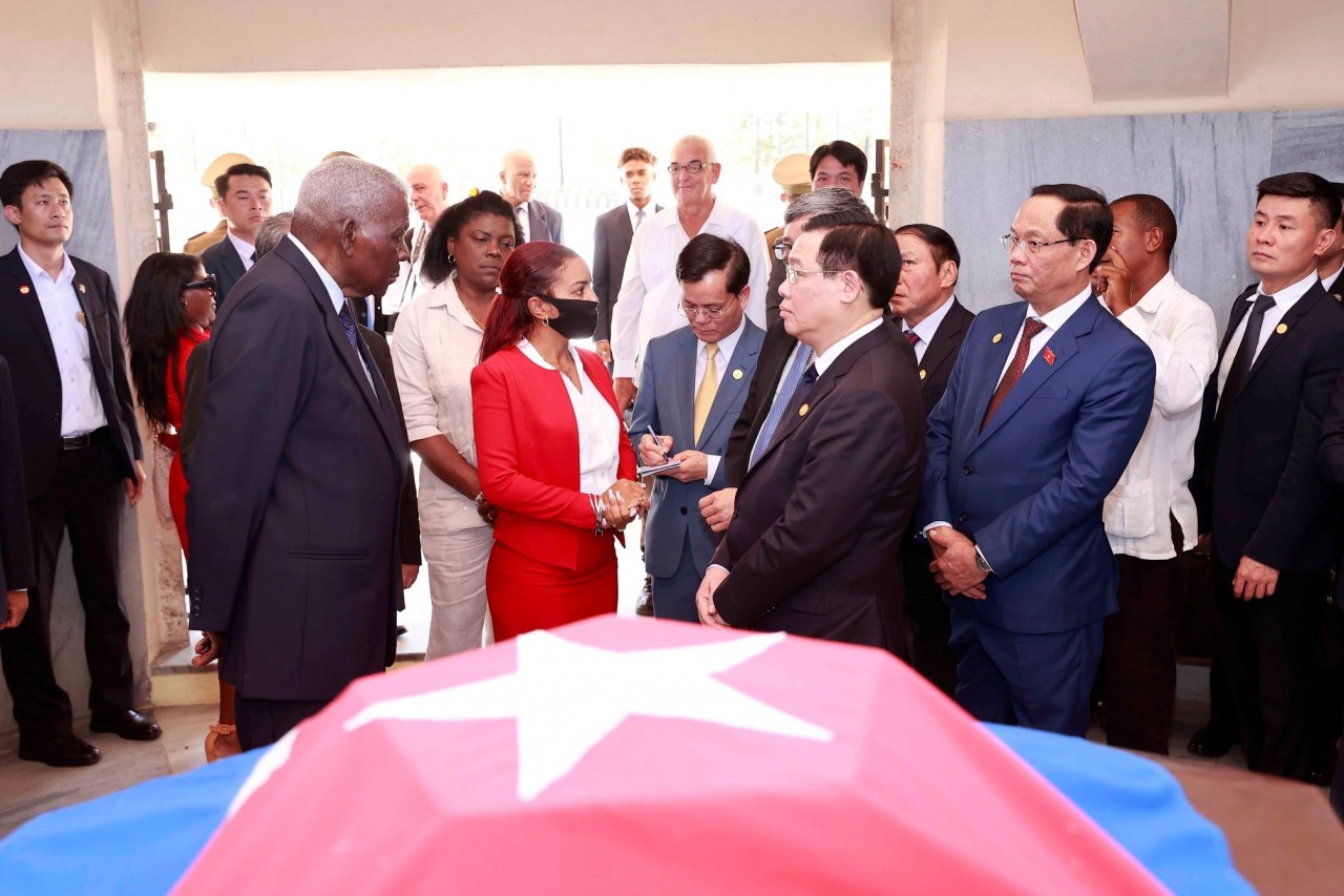 Chủ tịch Quốc hội Vương Đình Huệ, Chủ tịch Quốc hội Chính quyền Nhân dân nước Cộng hòa Cuba Esteban Lazo Hernandez dâng hoa tại Mộ Anh hùng dân tộc Jose Marti. (Nguồn: TTXVN)