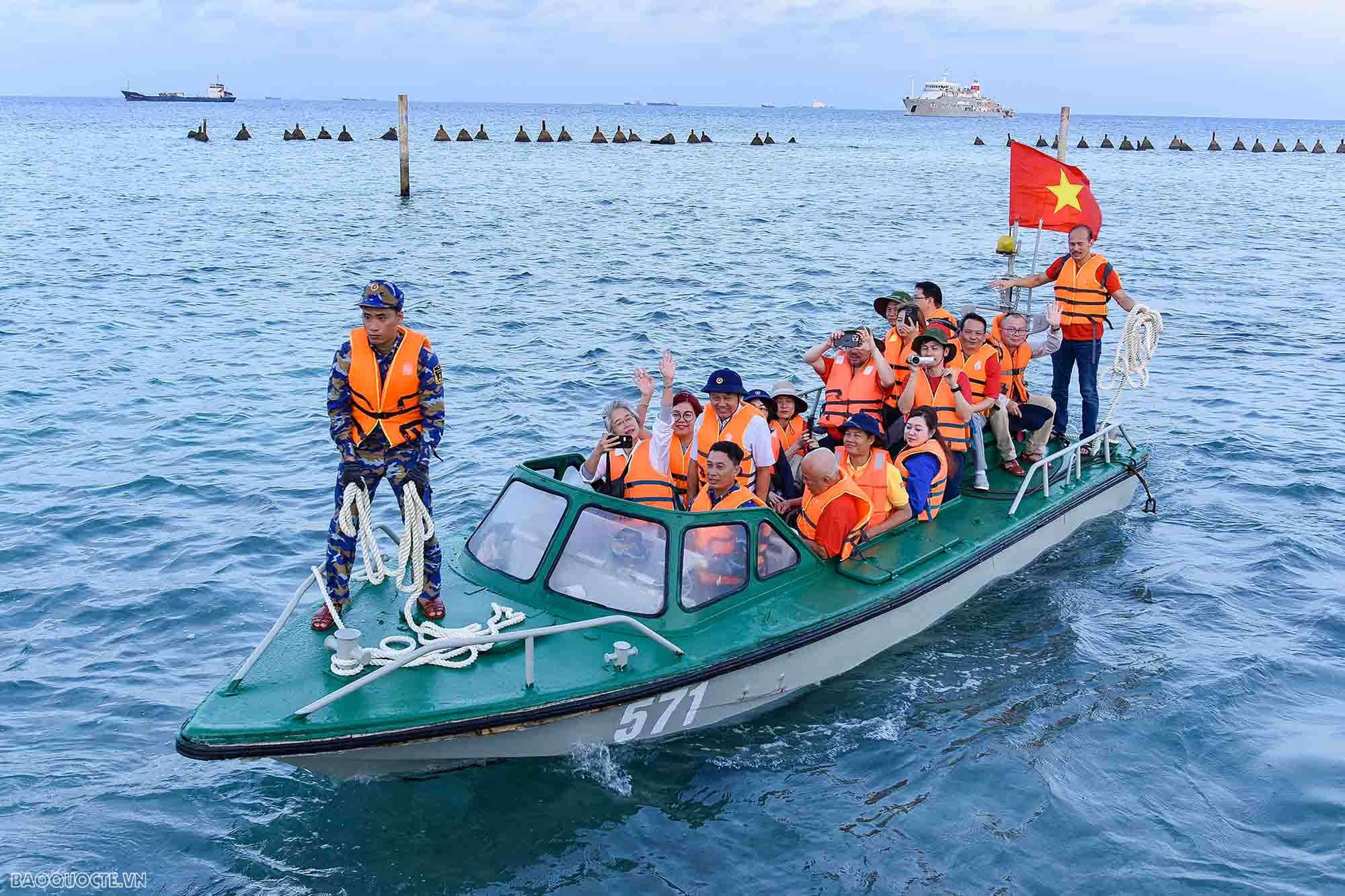 Hành trình đến Trường Sa và Nhà giàn DK1 của kiều bào Hành trình đến Trường Sa và Nhà giàn DK1 của kiều bào