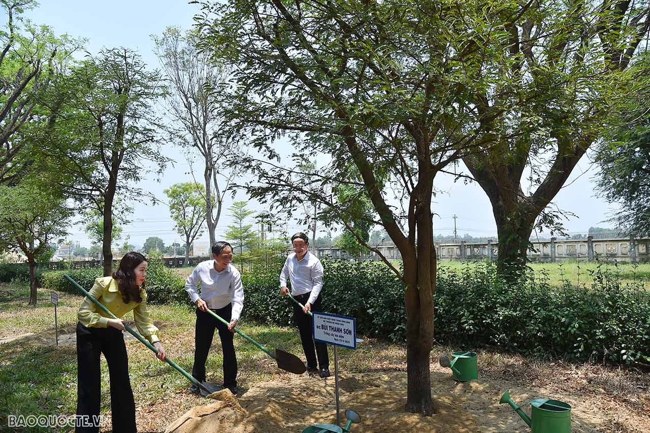 Đồng chí Bùi Thanh Sơn - Bộ trưởng Bộ Ngoại giao (đứng giữa) trồng cây lưu niệm trong khuôn viên Bảo tàng Quang Trung.