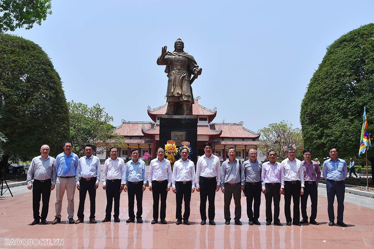 Bộ trưởng Ngoại giao Bùi Thanh Sơn dâng hương tại Bảo tàng Quang Trung, thăm làm việc tại VSIP Bình Định và 2 trung tâm khoa học