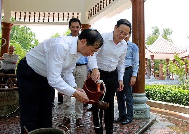 Chủ tịch UBND tỉnh Phạm Anh Tuấn giới thiệu với đồng chí Bùi Thanh Sơn về nguồn nước đặc biệt trong, mát từ giếng cổ ở Bảo Tàng Quang Trung.
