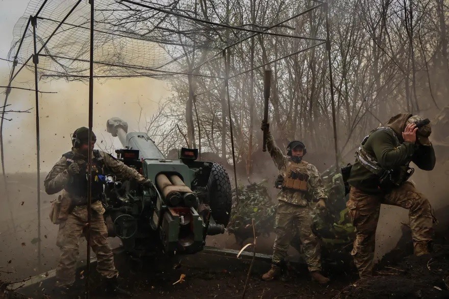 Lính Ukraine bắn lựu pháo D-30 ở tiền tuyến gần Bakhmut. (Nguồn: AP)