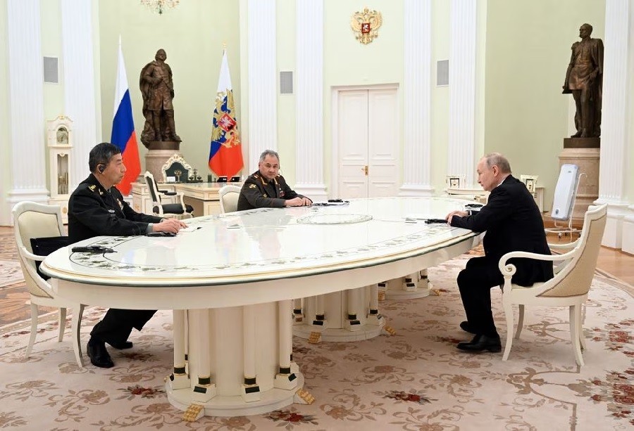 Ảnh ấn tượng tuần (17-23/4): Tổng thống Nga Putin thị sát Kherson, tương lai của Ukraine là thành viên NATO, Moscow-Bắc Kinh 'kề vai sát cánh'