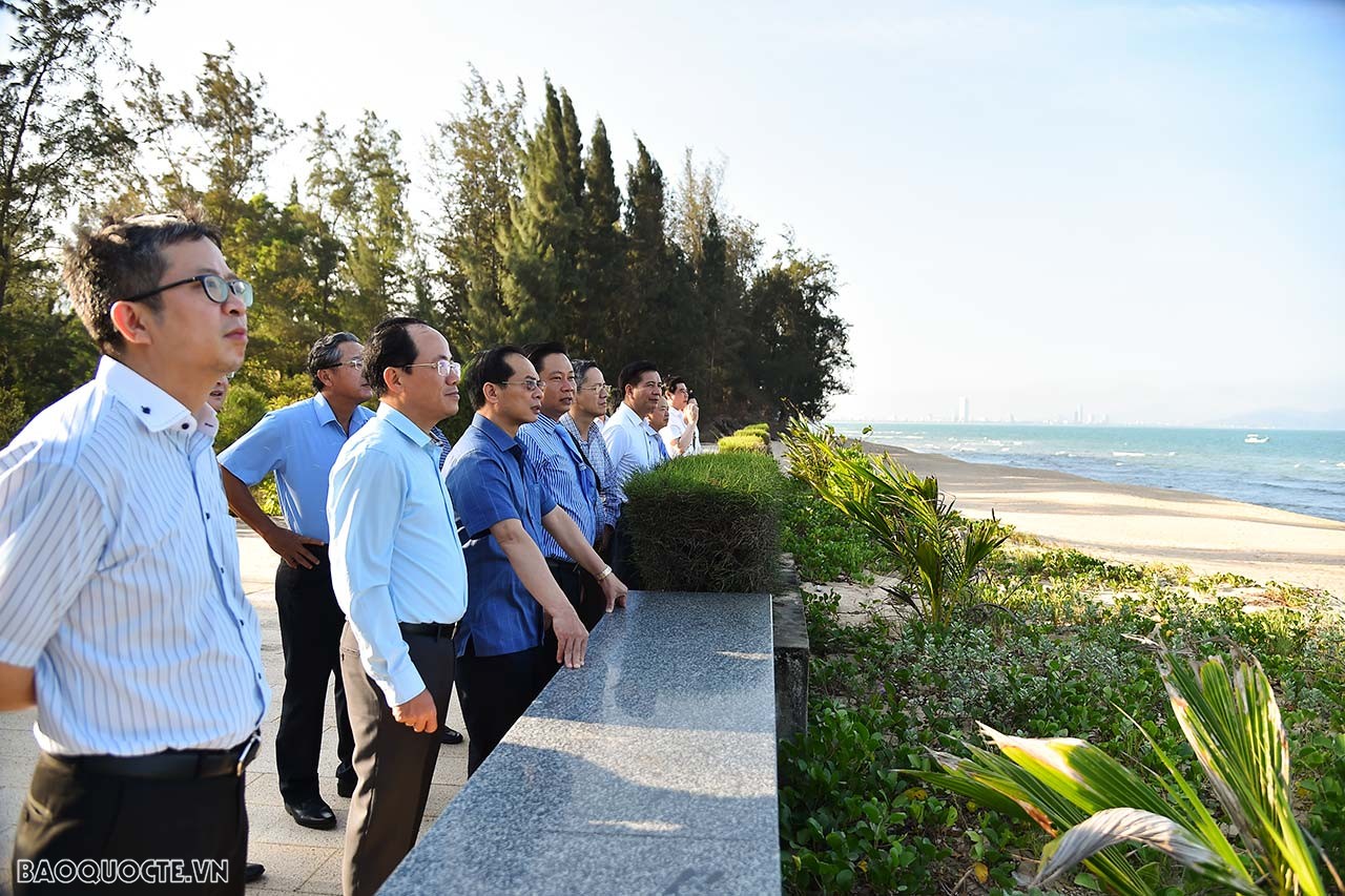 Trung tâm do Giáo sư Trần Thanh Vân - người sáng lập Hội Khoa học Gặp gỡ Việt Nam nhằm hỗ trợ Việt Nam trong lĩnh vực khoa học và giáo dục xây dựng năm 2008, đi vào hoạt động từ ngày 12/8/2013 tại thung lũng Quy Hòa thuộc phường Ghềnh Ráng, thành phố Quy Nhơn, tỉnh Bình Định. 
