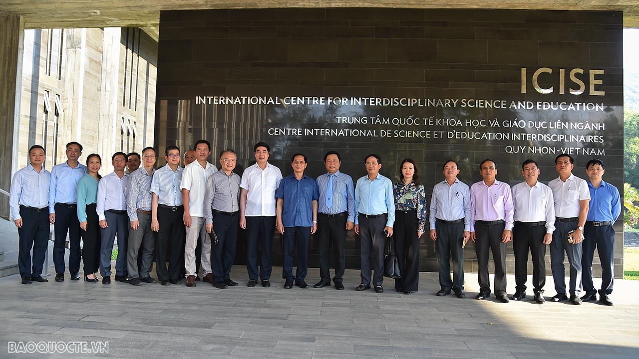 Trong chiều ngày 23/4, Bộ trưởng Bùi Thanh Sơn và đoàn công tác đã đến thăm Trung tâm quốc tế khoa học và giáo dục liên ngành - International Centre for Interdisciplinary Science and Education (ICISE).