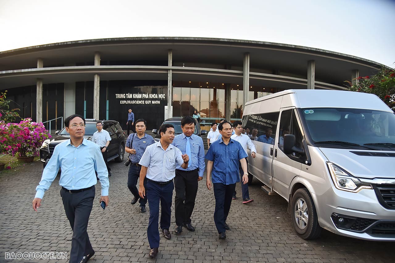 Bộ trưởng Bùi Thanh Sơn và đoàn công tác thăm Trung tâm Khám phá khoa học do Sở KH-CN tỉnh Bình Định làm chủ đầu tư, khởi công vào tháng 9/2015, được xây dựng trong khuôn viên 4 ha, bao gồm 2 hạng mục chính: Tòa nhà chính và Trạm quan sát thiên văn phổ thông. 