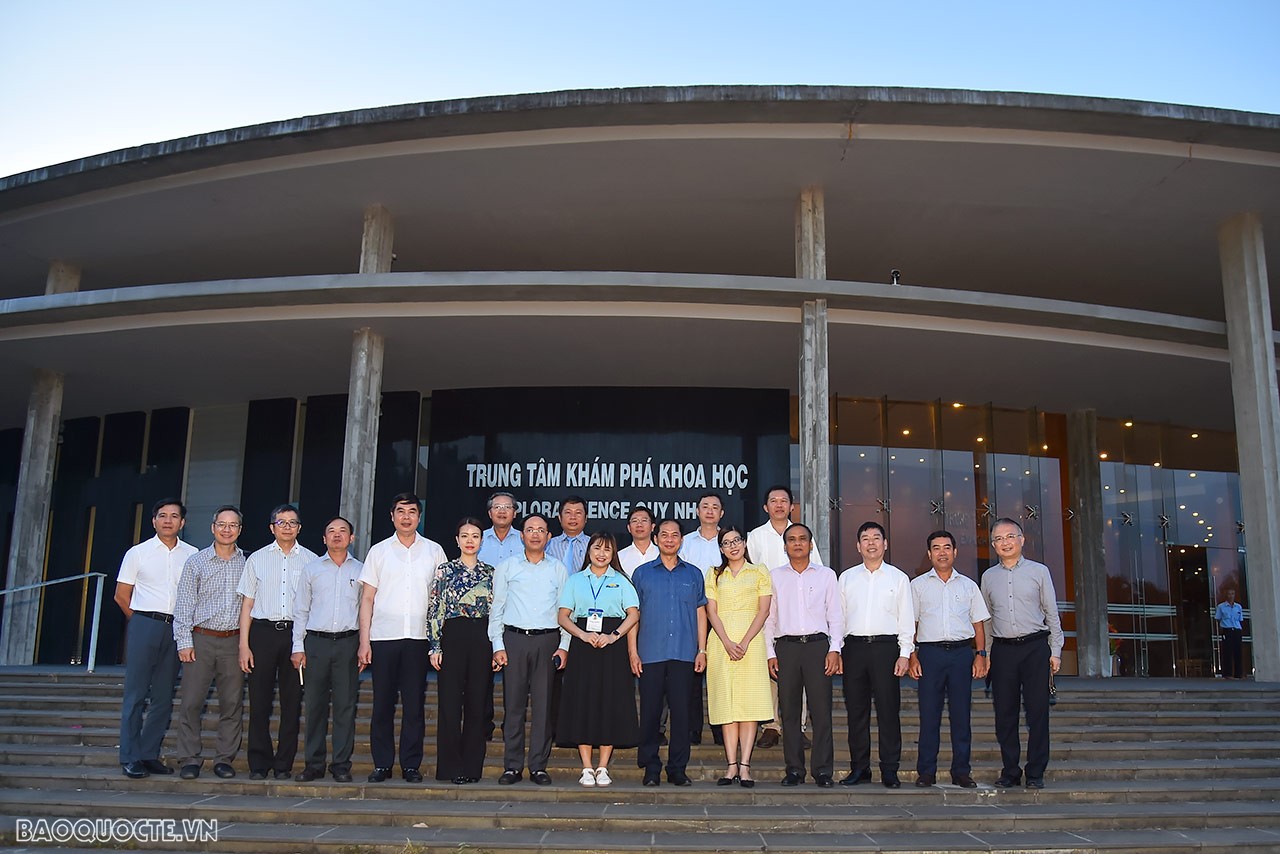 Bộ trưởng Bùi Thanh Sơn và đoàn công tác thăm Trung tâm Khám phá khoa học do Sở KH-CN tỉnh Bình Định làm chủ đầu tư, khởi công vào tháng 9/2015, được xây dựng trong khuôn viên 4 ha, bao gồm 2 hạng mục chính: Tòa nhà chính và Trạm quan sát thiên văn phổ th