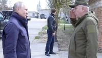 Ảnh ấn tượng tuần (17-23/4): Tổng thống Nga Putin thị sát Kherson, tương lai của Ukraine là thành viên NATO, Moscow-Bắc Kinh 