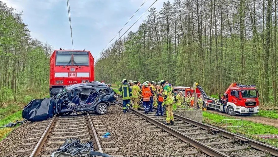Tàu hỏa đâm vào một ô tô khi xe này cố tình lao qua điểm giao cắt dù thanh chắn đường sắt đã được hạ xuống. (Nguồn: AFP)