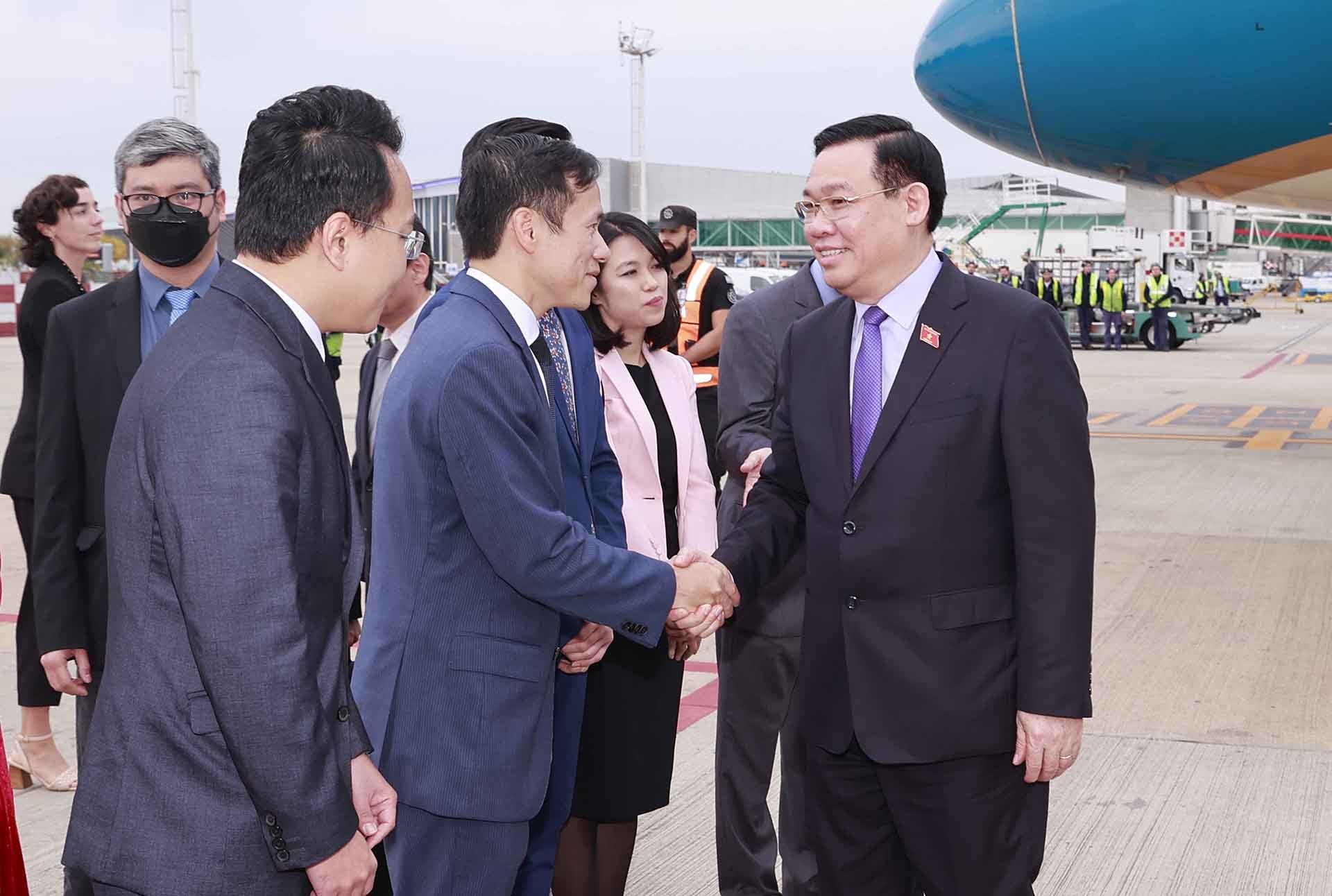 Lễ đón Chủ tịch Quốc hội Vương Đình Huệ tại sân bay quốc tế Ministro Pistarini (Ezeiza Airport) thủ đô Buenos Aires, Argentina. (Nguồn: TTXVN)